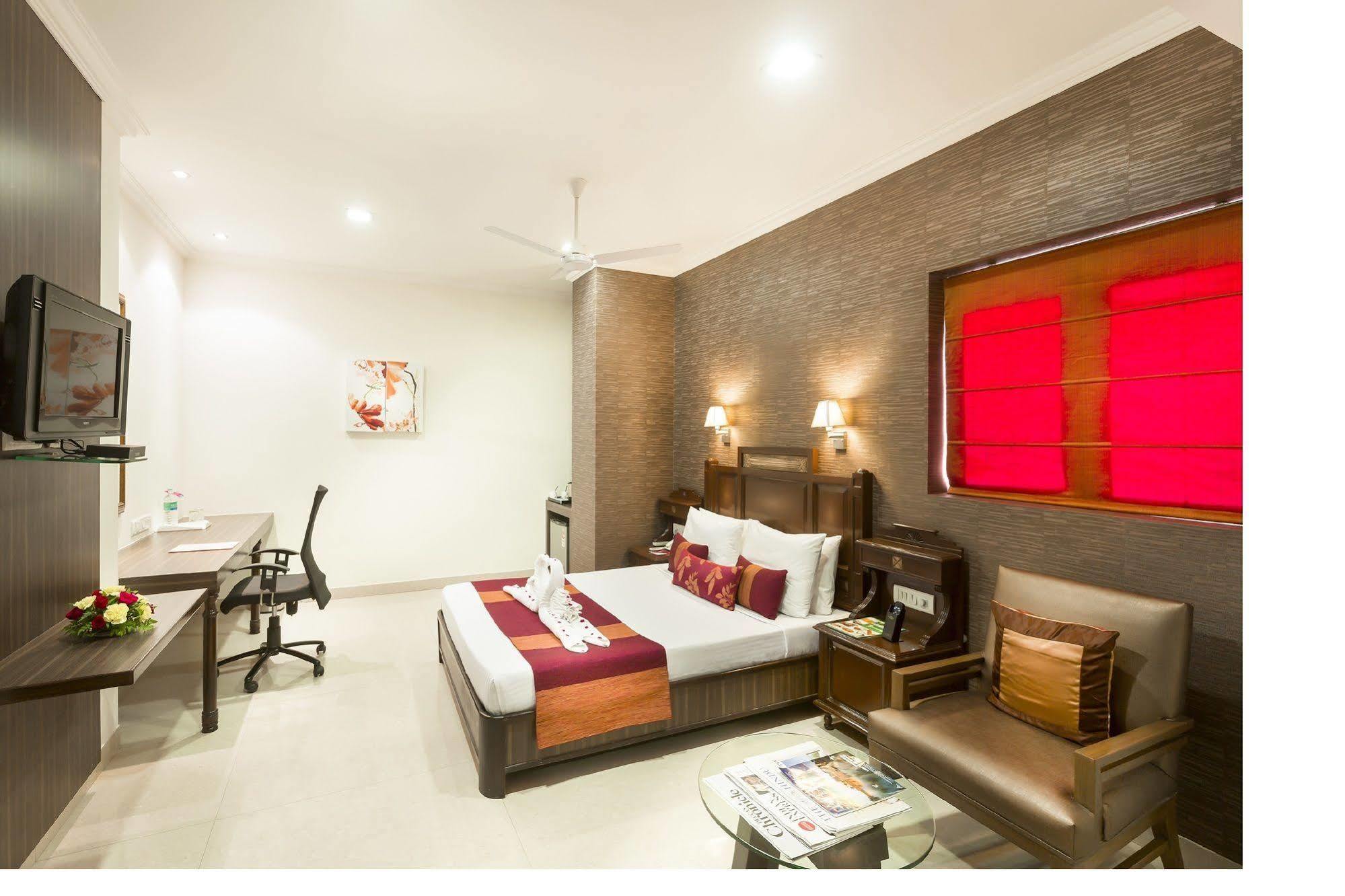 The Lotus Apartment Hotel, Burkit Road Chennai Exterior photo