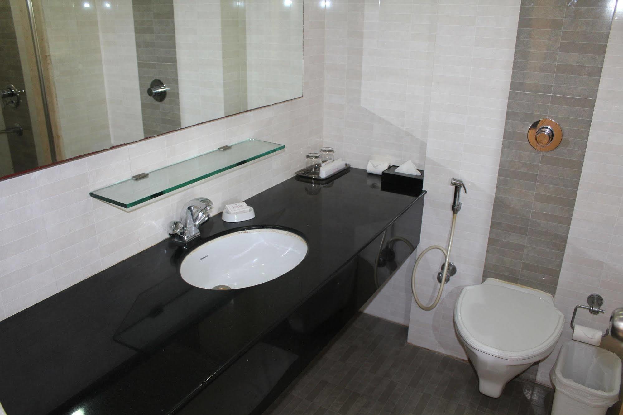 The Lotus Apartment Hotel, Burkit Road Chennai Exterior photo