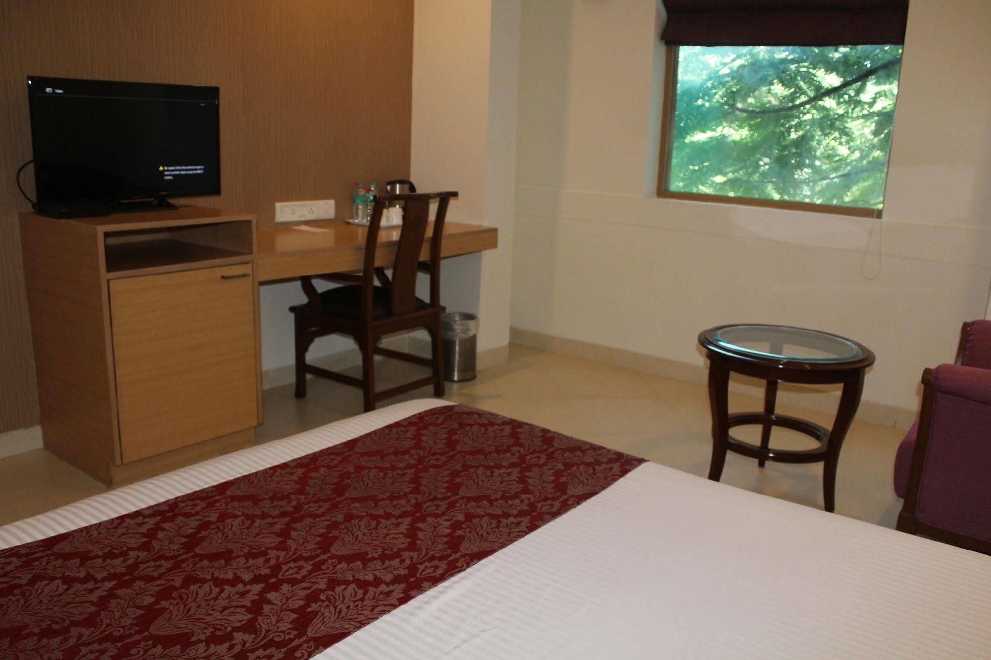 The Lotus Apartment Hotel, Burkit Road Chennai Exterior photo